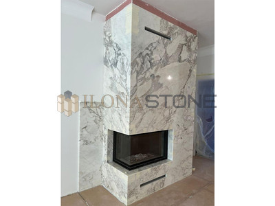 Высокий угловой камин из мрамора Бьянко Статуарио (Bianco Statuario)