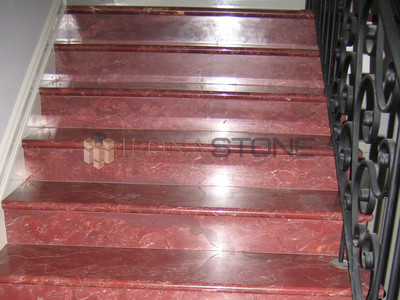Лестница в интерьере из полированного итальянского мрамора