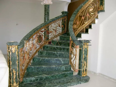 Зеленая мраморная лестница с балюстрадой для интерьера