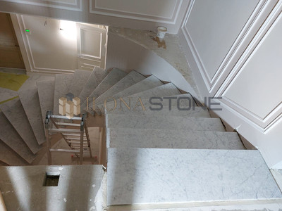 Комплект мраморной лестницы в интерьере частного дома